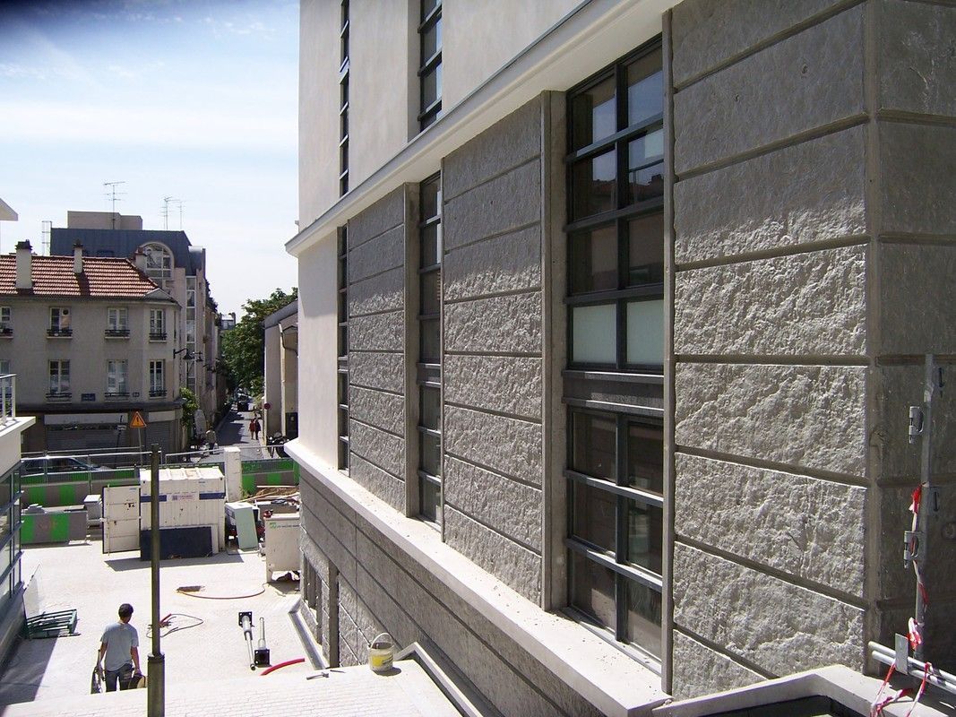 Moderne bygg med betongplater