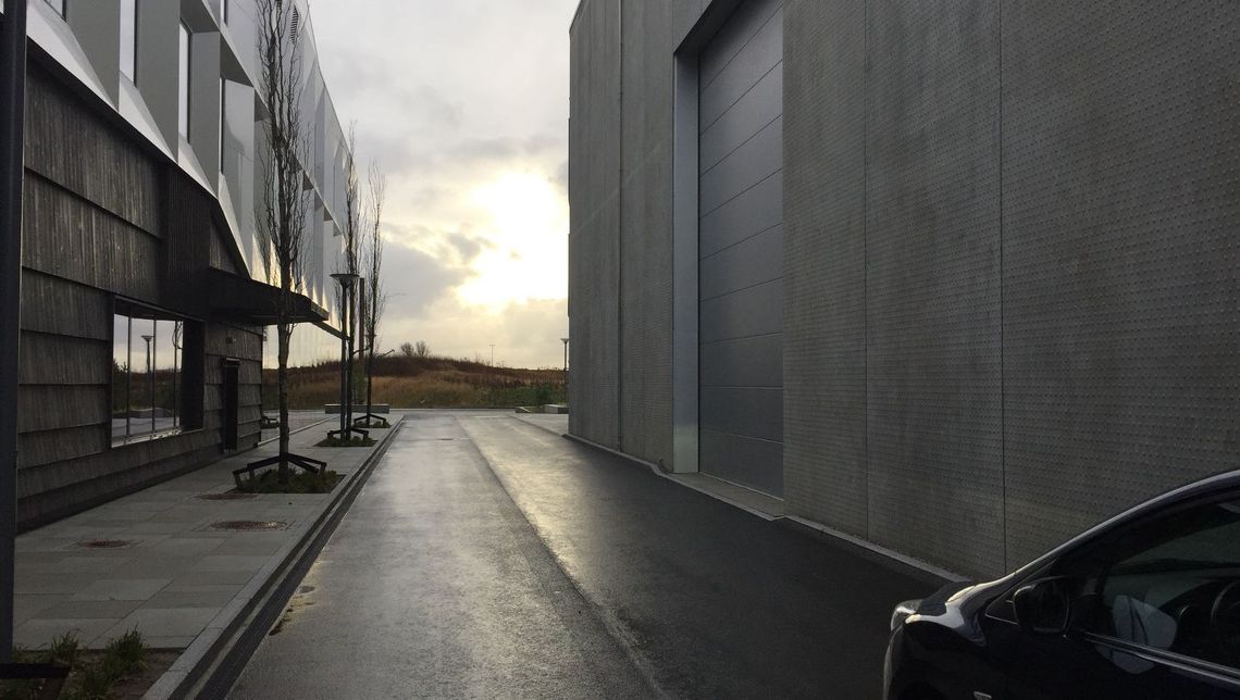 Gate mellom to moderne bygninger