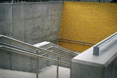 Gullfarget vegg i trappeoppgang