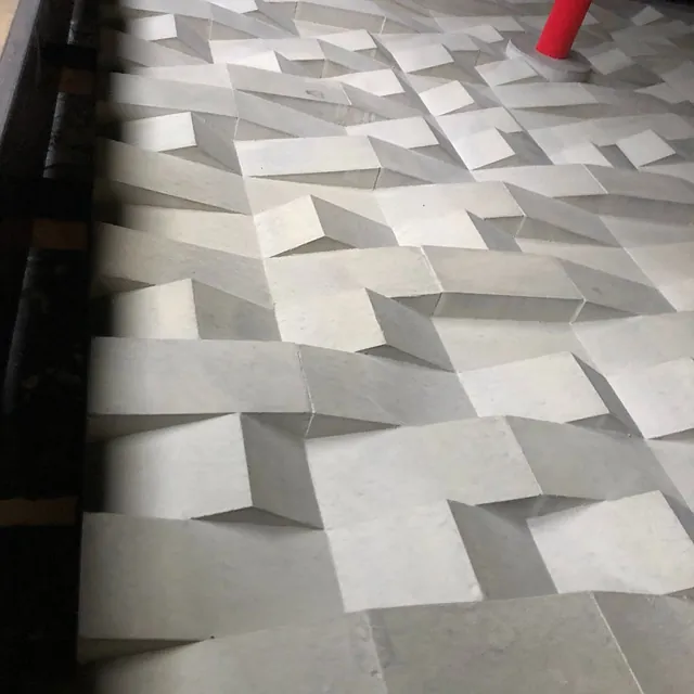 Betongplate med geometrisk mønster