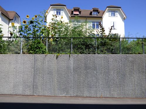 Teksturert betongvegg ved boligområde